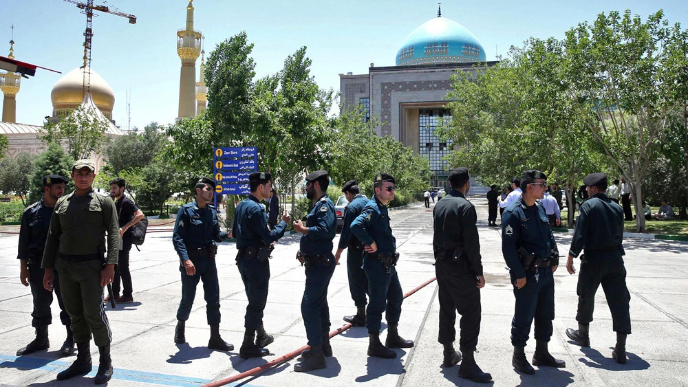Lực lượng an ninh Iran tại lăng Đại Giáo chủ Ayatollah Ruhollah Khomeini sau vụ tấn công ngày 7-6-2017. Ảnh: AP
