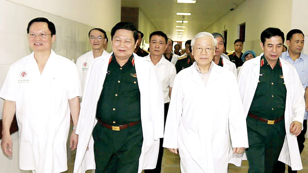 Tổng Bí thư Nguyễn Phú Trọng đến Bệnh viện Trung ương Quân đội 108 thăm đồng chí Đỗ Mười và đồng chí Lê Đức Anh. Ảnh: TTXVN