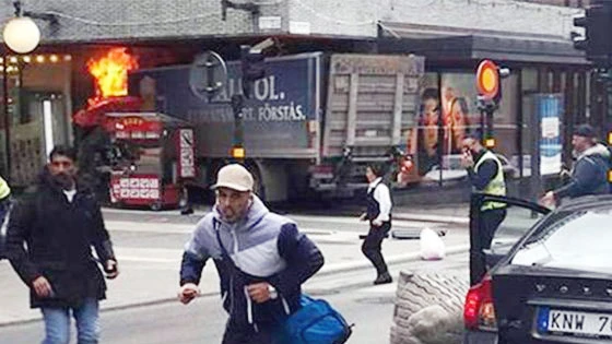 Một vụ xe tải lao vào cửa hàng trên phố đi bộ ở thủ đô Stockholm. Ảnh: Twitter