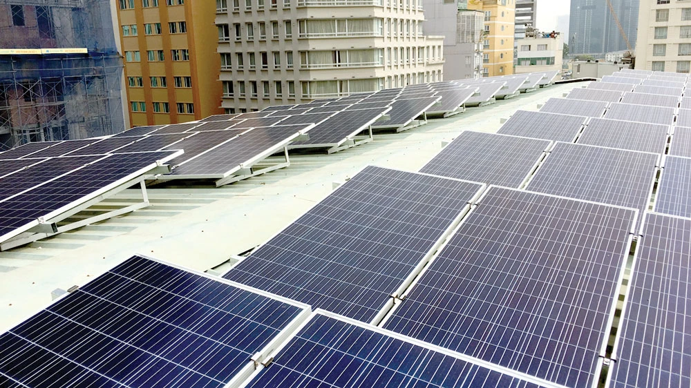 Pin mặt trời được lắp trên một tòa nhà tại TPHCM. Ảnh: CAO THĂNG