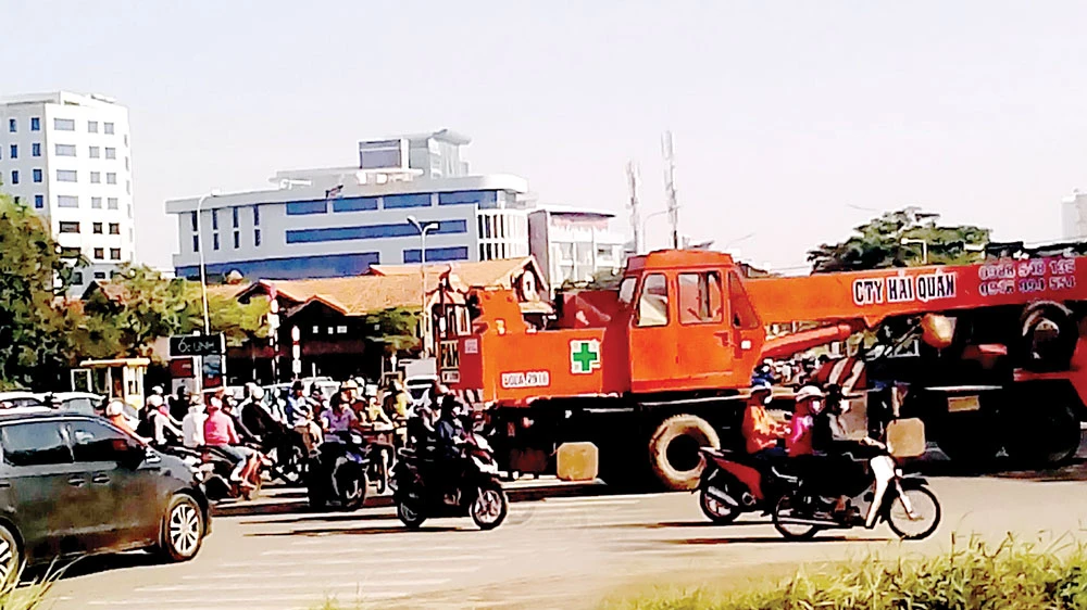 Phương tiện lưu thông đông đúc trước KCN Hiệp Phước, huyện Nhà Bè