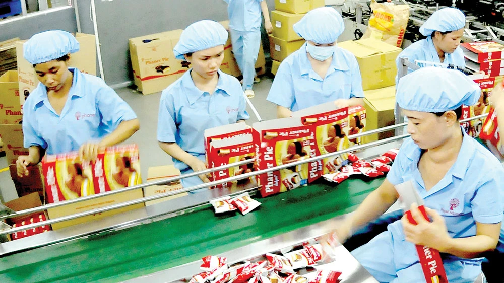 Bánh, kẹo - một mặt hàng được doanh nghiệp trong nước xuất khẩu mạnh sang Cuba. Ảnh: CAO THĂNG