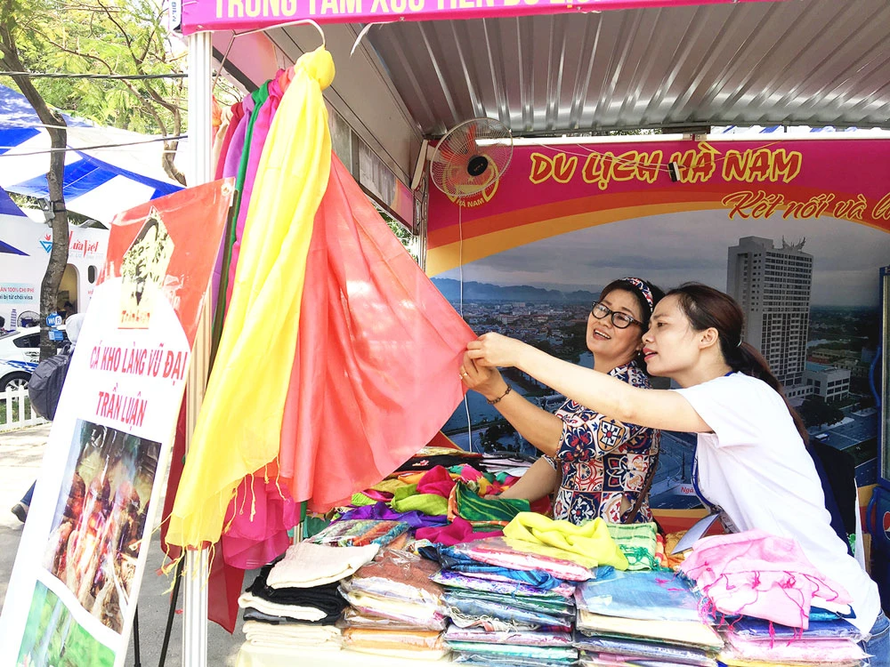 Người tiêu dùng chọn mua khăn choàng tại một hội chợ ở TPHCM