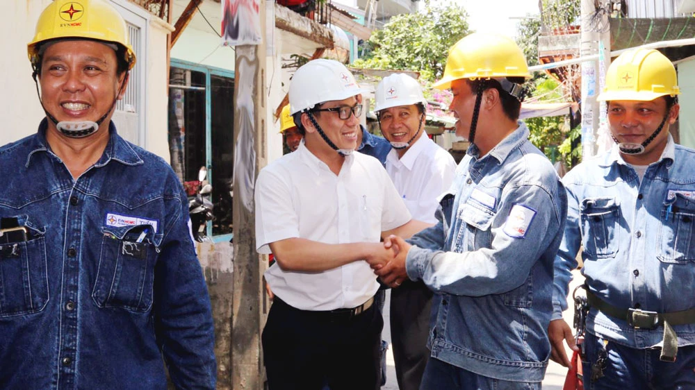 Ông Nguyễn Tấn Hưng, Chánh Văn phòng Đảng ủy EVNHCMC, thăm hỏi công nhân đang làm việc tại hiện trường