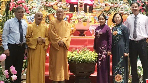 Đoàn lãnh đạo thành phố do Phó Bí thư Thành ủy Võ Thị Dung đến thăm và chúc mừng Hòa thượng Thích Như Niệm. Ảnh: VOH