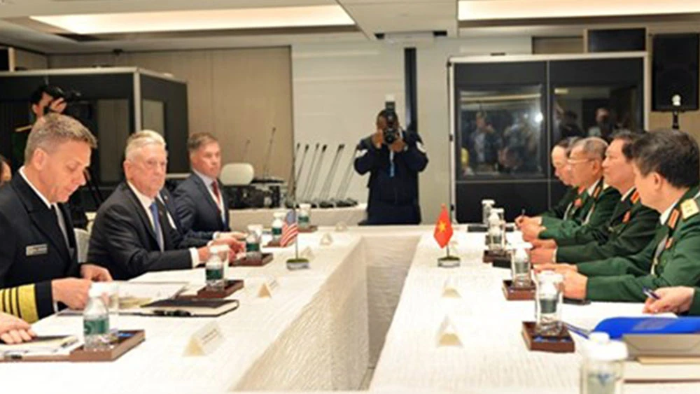 Bộ trưởng Quốc phòng Ngô Xuân Lịch trong cuộc gặp song phương với Bộ trưởng Quốc phòng Mỹ Jim Mattis
