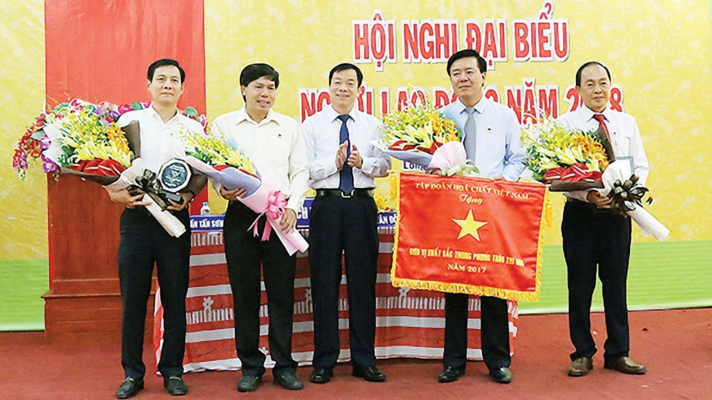Lãnh đạo Công ty CP Phân bón Bình Điền nhận cờ thi đua từ Tập đoàn Hóa chất Việt Nam