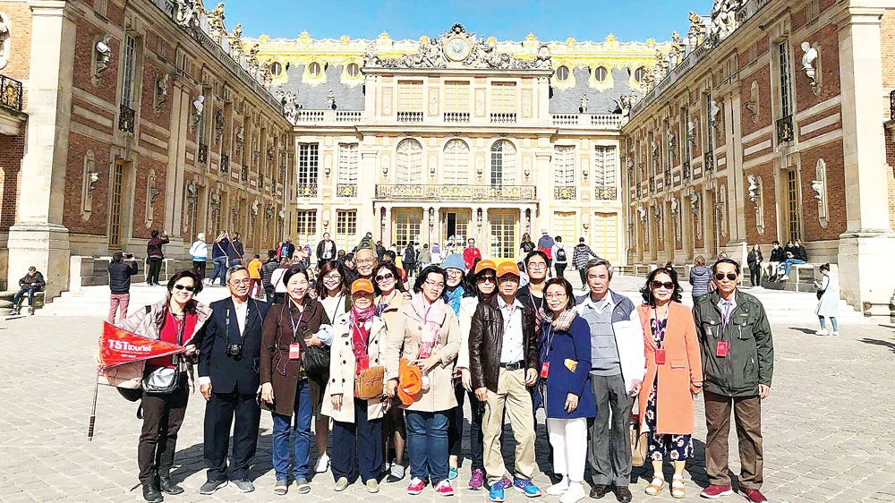 Du khách TST tourist trải nghiệm tour châu Âu