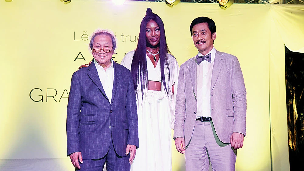 Ông Bùi Thành Nhơn, Chủ tịch HĐQT Tập đoàn Novaland; siêu mẫu thế giới Naomi Campbell và ông Adrian Zecha (từ phải sang trái)