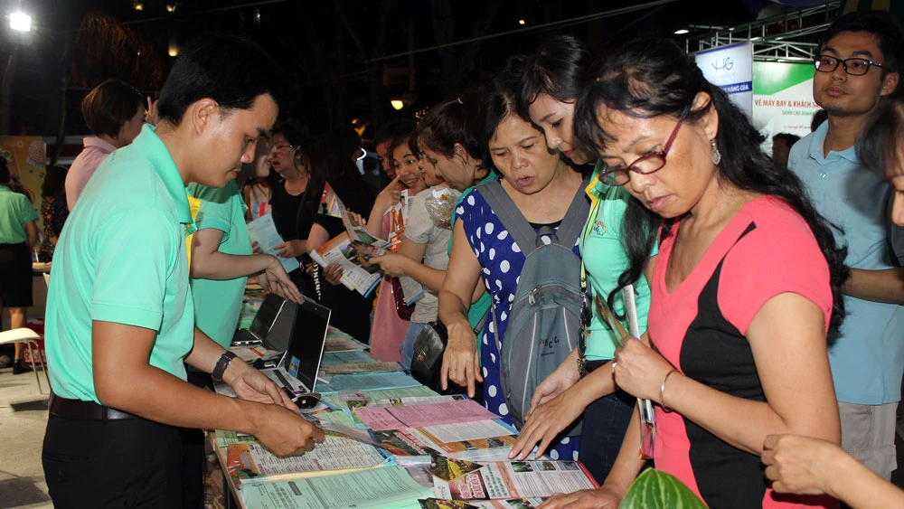 Người tiêu dùng tham khảo giá tour tại một DN lữ hành trên địa bàn TPHCM