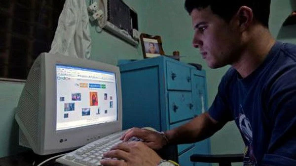 Người dân Cuba kết nối Internet tại nhà. Nguồn: AFP