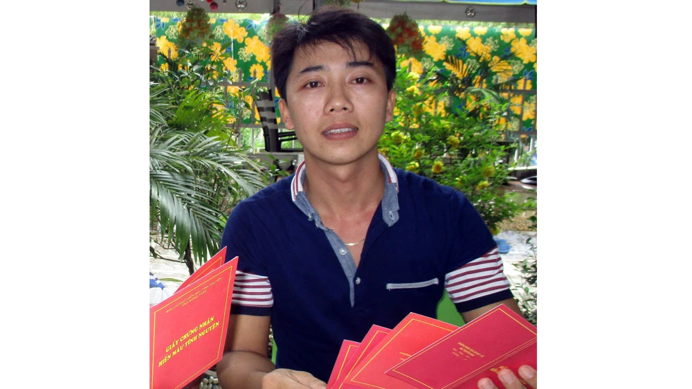 Anh Nguyễn Đồng Đen với những chứng nhận qua 10 lần hiến máu nhân đạo