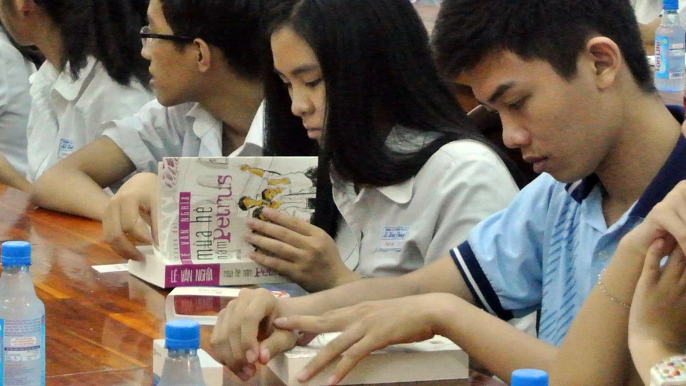 Học sinh Trường THPT chuyên Lê Hồng Phong đọc sách của nhà báo Lê Văn Nghĩa