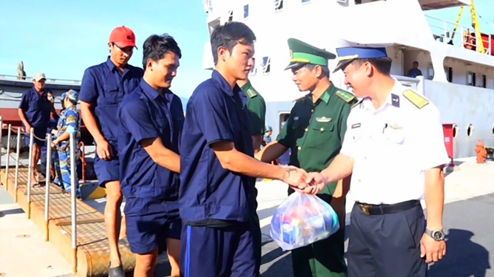 Các thuyền viên về cảng Cam Ranh an toàn