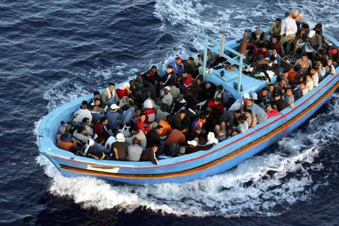 Hàng trăm người nhập cư từ Bắc Phi chen chúc trên thuyền với hy vọng cập bến châu Âu. Ảnh: AP