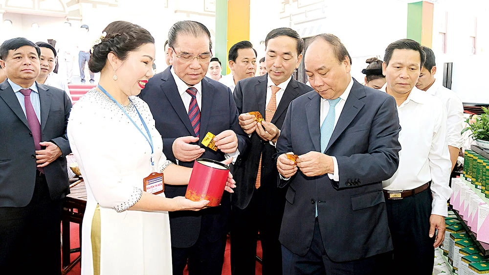 Thủ tướng Nguyễn Xuân Phúc tham quan gian trưng bày các sản phẩm chế biến từ chè Thái Nguyên