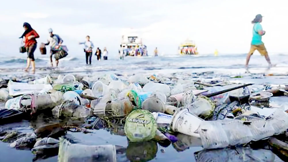 Rác thải nhựa trên đảo Nusa Penida tại Bali, Indonesia