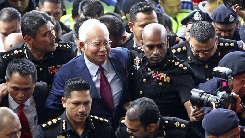 Cựu Thủ tướng Najib Razak (giữa) đến Tòa án Kuala Lumpur trong phiên truy tố ngày 4-7-2018. Ảnh: AP