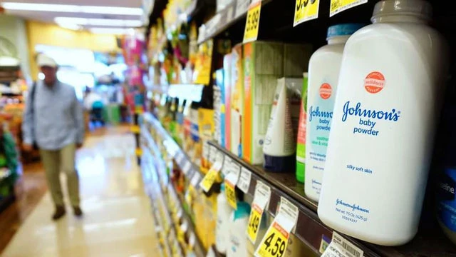 Phấn trẻ em Johnson & Johnson bày bán trong siêu thị ở Mỹ. Ảnh: AFP