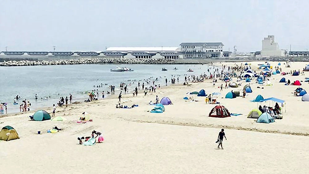 Nhật Bản mở cửa lại bãi biển Haragamaobama