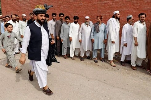 Người dân xếp hàng tại một điểm bầu cử ở Pakistan. Ảnh: REUTERS