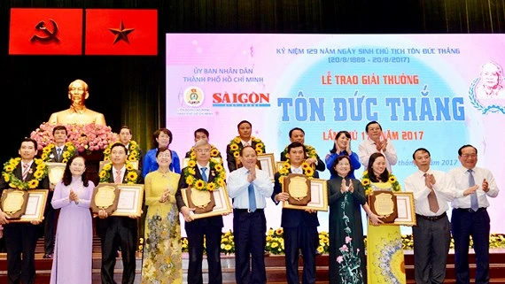 Các đồng chí lãnh đạo TPHCM chúc mừng các tấm gương nhận giải thưởng Tôn Đức Thắng năm 2017