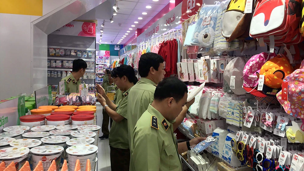 Lực lượng QLTT TPHCM kiểm tra một cửa hàng kinh doanh có dấu hiệu vi phạm 