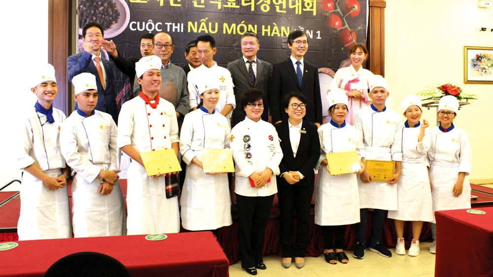 Trao giải “cuộc thi nấu món Hàn lần 1” tại TPHCM