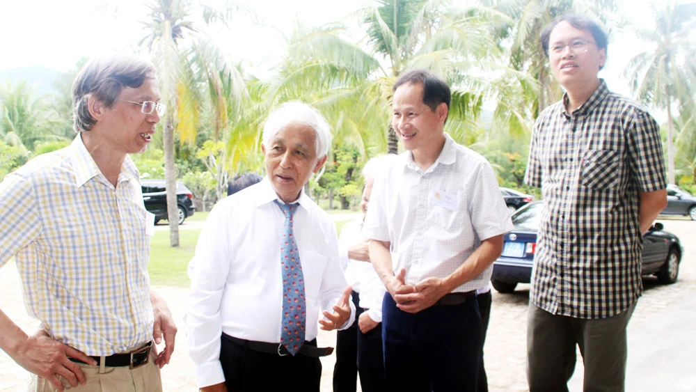 Giáo sư Đàm Thanh Sơn (bên phải) “hội ngộ” cùng các nhà khoa học đã tham dự gặp gỡ Việt Nam năm 1993. Ảnh: Ngọc Oai