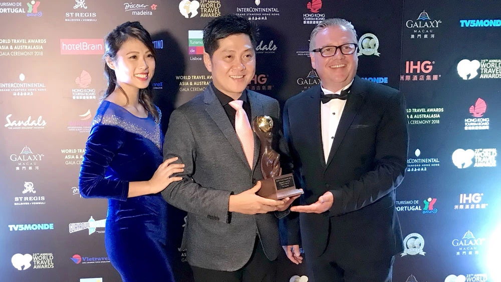 Ông Lại Minh Duy - Chủ tịch HĐQT kiêm Tổng Giám đốc TST tourist nhận giải thưởng du lịch thế giới 2018 với danh hiệu “Hãng lữ hành hàng đầu Việt Nam”