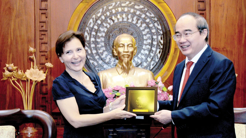 Bí thư Thành ủy TPHCM Nguyễn Thiện Nhân tặng quà lưu niệm Đại sứ Italy tại Việt Nam Cecilia Piccioni