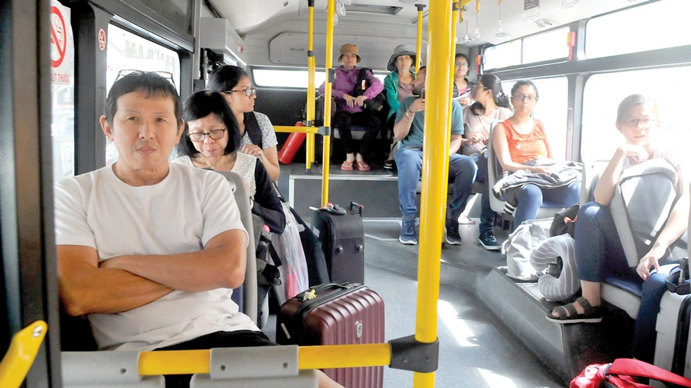 Hành khách đi xe buýt tại tuyến sân bay Tân Sơn Nhất. Ảnh: THÀNH TRÍ