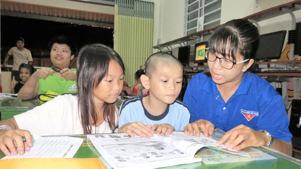 Bí thư Đoàn TNCS phường 5 (quận 4) Tô Phương Thảo trong giờ dạy tiếng Anh cho các em có hoàn cảnh khó khăn trong phường