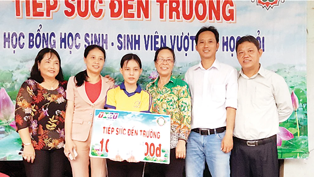 Công ty TNHH MTV Xổ số kiến thiết Đồng Tháp trao học bổng “Tiếp sức đến trường” tại huyện Lấp Vò