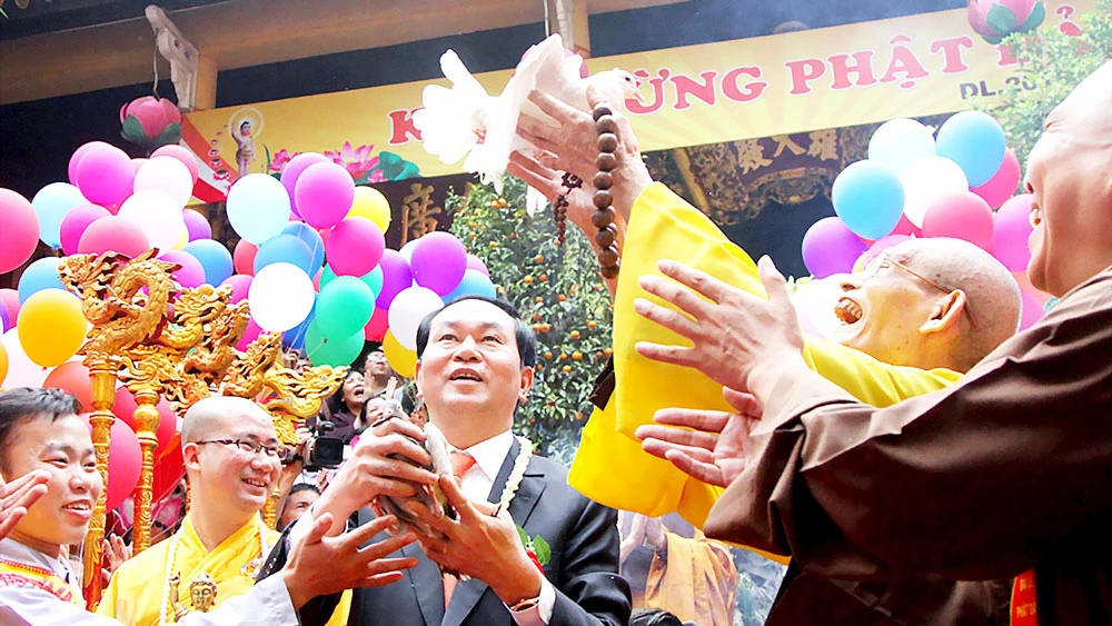 Chủ tịch nước Trần Đại Quang thực hiện nghi lễ phóng sinh chim bồ câu tại lễ kỷ niệm Đại lễ Phật đản Phật lịch 2560