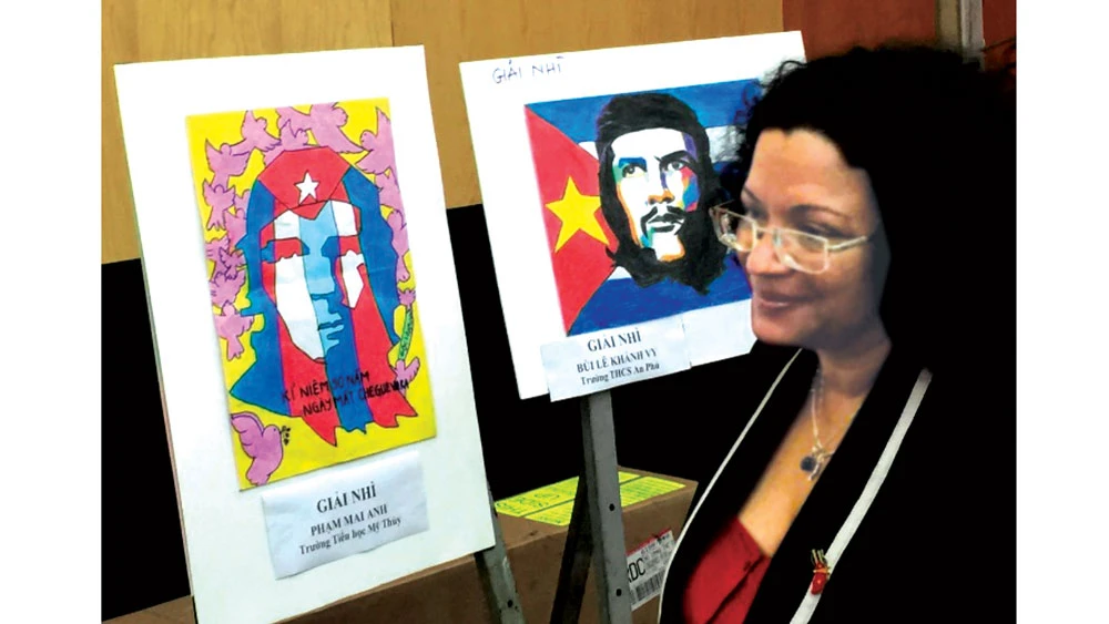 Tổng Lãnh sự Cuba tại TPHCM Indira Lopez Arguelles xem triển lãm tranh thiếu nhi đoạt giải trong cuộc thi vẽ Che Guevara