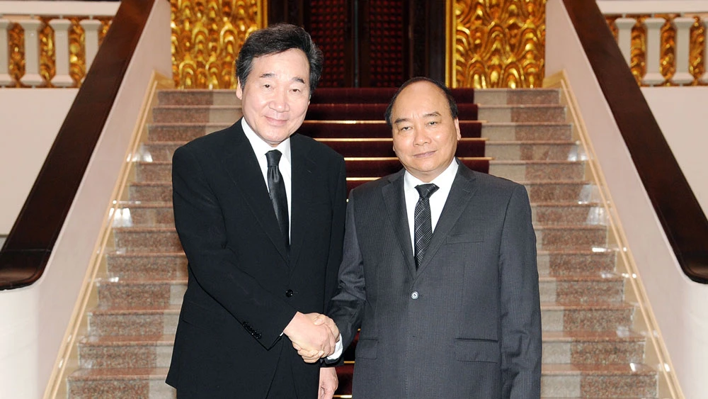 Thủ tướng Nguyễn Xuân Phúc và Thủ tướng Hàn Quốc Lee Nak-yeon. Ảnh: VGP