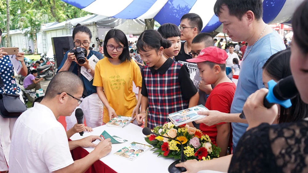 TS Giáp Văn Dương ký tặng sách cho độc giả nhân dịp ra mắt bộ sách Trò chuyện khoa học 4.0