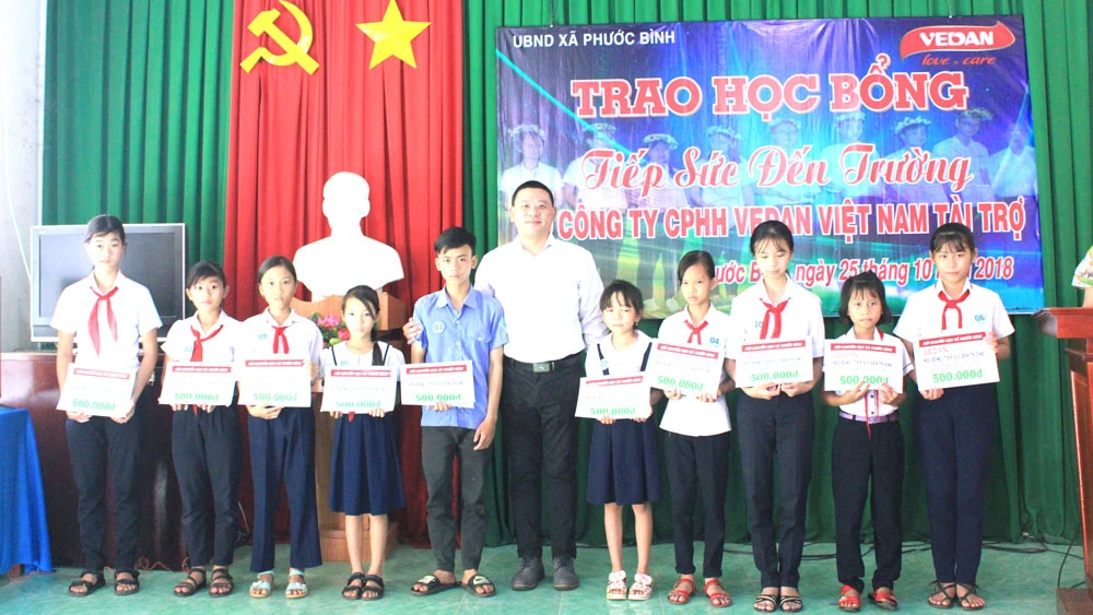 Ông Tsai Ping Hsuan - Phó Giám đốc Vedan Việt Nam trao học bổng cho các học sinh xã Phước Bình, huyện Long Thành, Đồng Nai