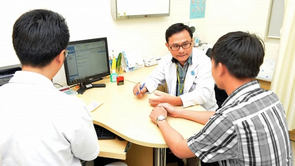 Các bác sĩ đang tư vấn, thăm khám cho một bệnh nhân bị rối loạn cương dương