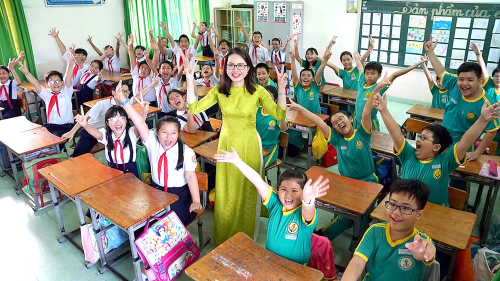 Cô Trịnh Giáng Tiên, giáo viên Trường Tiểu học Trung Nhất (quận Phú Nhuận) bên các học trò thân thương của mình. Ảnh: HOÀNG HÙNG