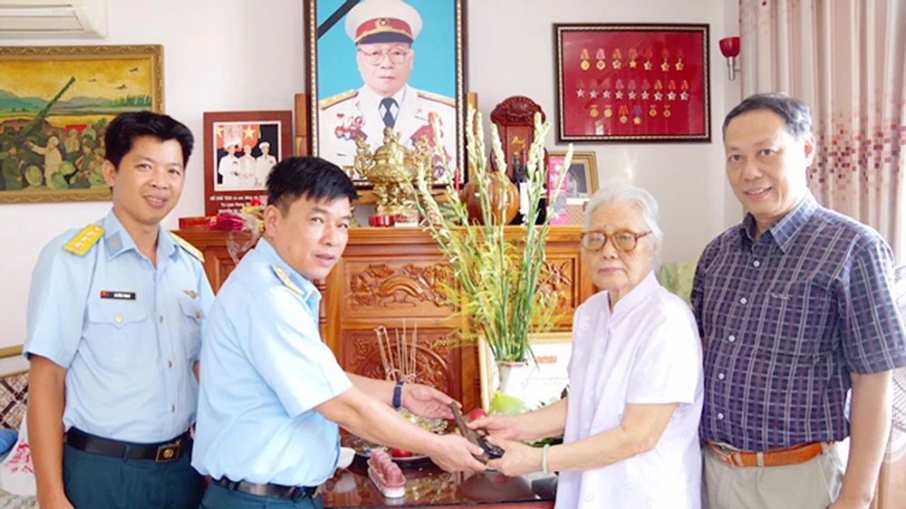 Bà Bùi Thị Yến, phu nhân cố Thượng tướng Phùng Thế Tài và con trai út là tiến sĩ Phùng Thế Tám giao tặng lại khẩu súng P38 cho Bảo tàng Phòng không - Không quân