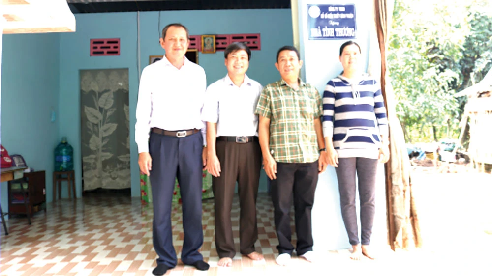Ông Lưu Hoàng Tân - Chủ tịch, Giám đốc Công ty TNHH MTV Xổ số kiến thiết tỉnh Đồng Tháp (người đầu tiên từ trái qua) và ông Phạm Năng Hiệp - Giám đốc Công ty TNHH Xổ số kiến thiết tỉnh Bình Thuận (người thứ ba từ trái qua) trao nhà tình thương cho hộ nghè