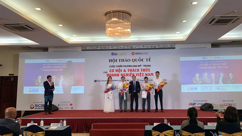 Ông Phạm Mạnh Cường – PGĐ Khối Doanh nghiệp (áo trắng, thứ hai từ trái qua) đại diện SCB nhận kỷ niệm chương từ chương trình