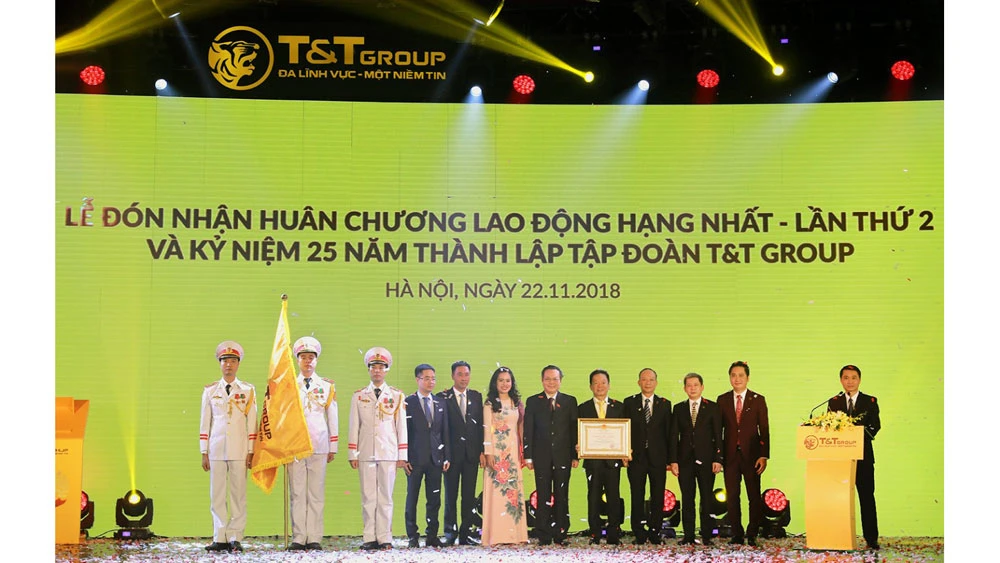 Thay mặt Đảng, Nhà nước, Ủy viên Trung ương Đảng, Phó Chủ tịch Quốc hội Phùng Quốc Hiển đã trao tặng Huân chương Lao động hạng Nhất lần thứ hai cho T&T Group