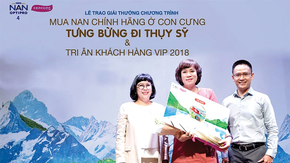 Chị Hoàng Thị Mai Phương (giữa), ngụ tại TPHCM, là người thắng giải chuyến đi Thụy Sỹ trị giá 240 triệu đồng này