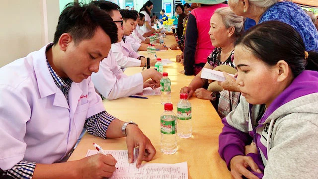 Đoàn bác sĩ thiện nguyện về với bà con nghèo xã Ninh Thượng