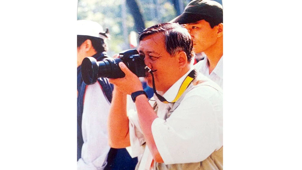 Phóng viên ảnh Thái Bằng tác nghiệp năm 1999
