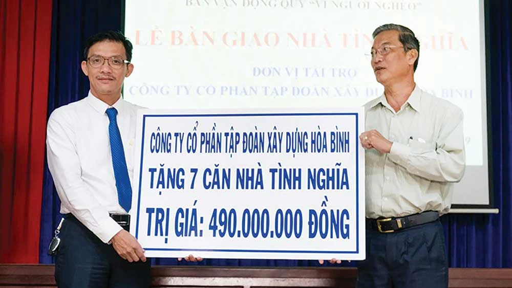 Công ty CP Tập đoàn Xây dựng Hòa Bình trao tặng 7 căn nhà tình nghĩa tại Tiền Giang