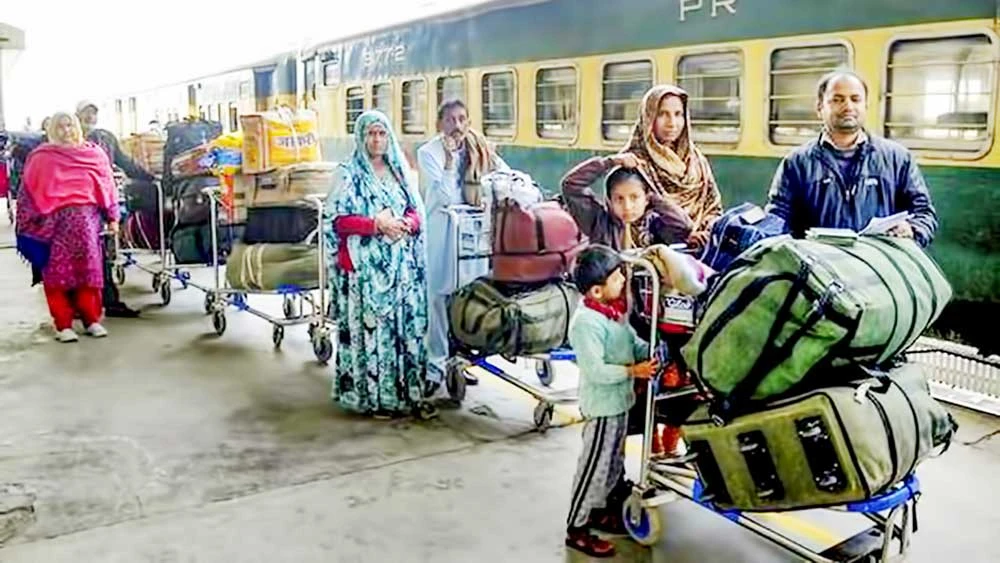 Tàu Samjhauta Express chờ đợi khởi hành từ Ấn Độ đến Pakistan sau khi hai nước đồng ý bắt đầu nối lại hoạt động vận tải đường sắt